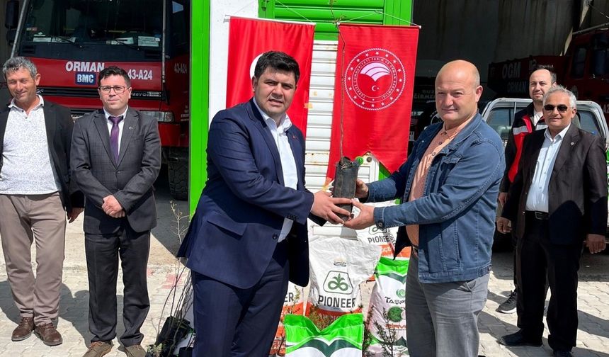 Emet’te çiftçilere yüzde 75 hibeli fasulye ve ayçiçeği tohumu ile meyve fidanı dağıtıldı