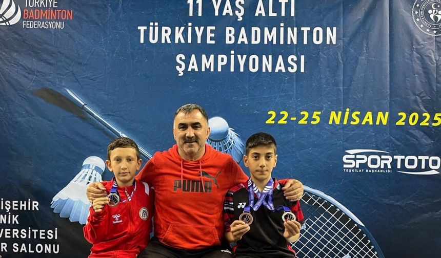 Erzincan’ın minik badmintoncuları 3 madalyanın sahibi