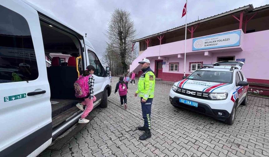 Jandarma ekiplerinden öğrencilerin güvenliği için denetim