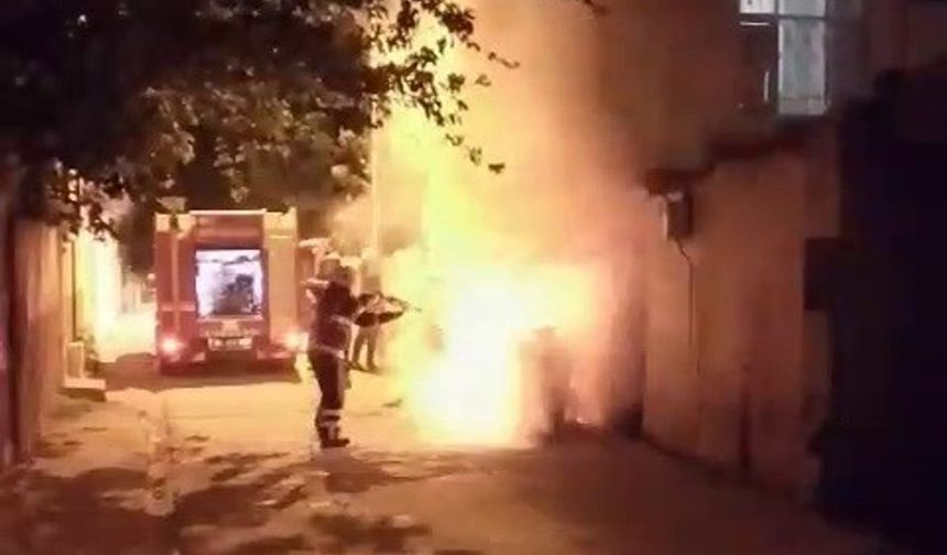 Park halindeki motosiklet alev alev yandı