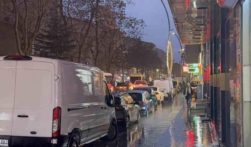 Tatvan’da sağanak yağış taşkınlara yol açtı