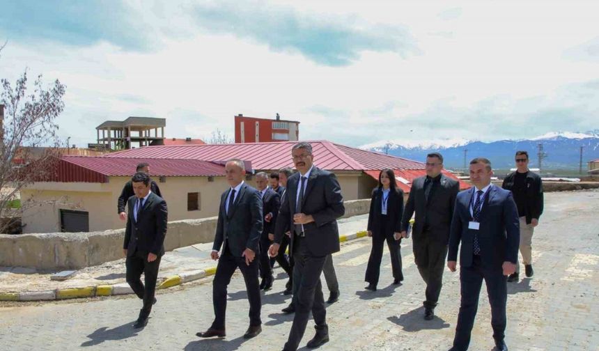 Vali Çelik sağlık çalışanlarını dinledi