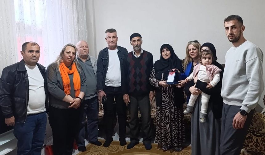 Vatan için evladını feda eden anne, yılın annesi seçildi