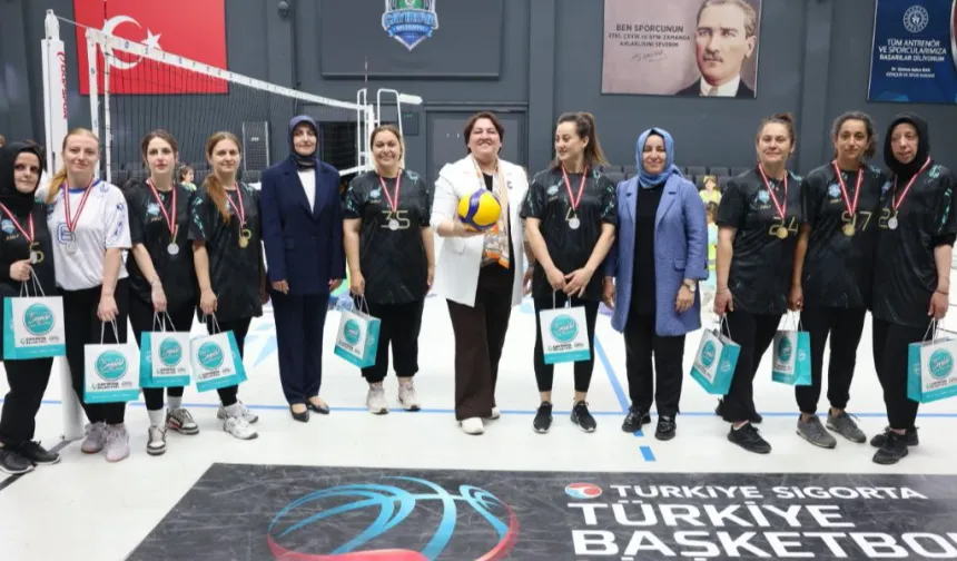 Bilgievi kursiyerleri, voleybol maçında hünerlerini konuşturdu