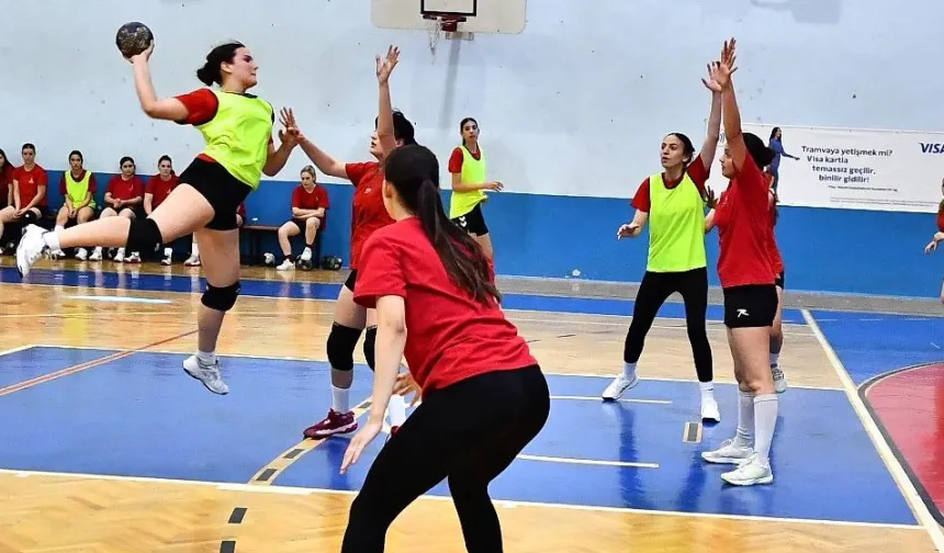 İzmir Büyükşehir Spor Kulübü hentbol takımlarıyla parlıyor