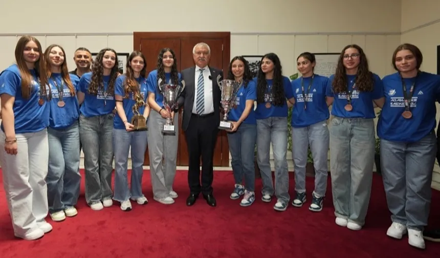 Adana Büyükşehir U18 Kız Basketbol Takımı Türkiye 3’üncüsü