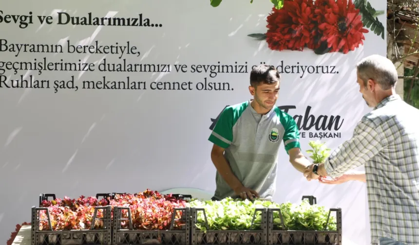 Bursa İnegöl Belediyesi mezarlıklarda 9 bin çiçek dağıttı